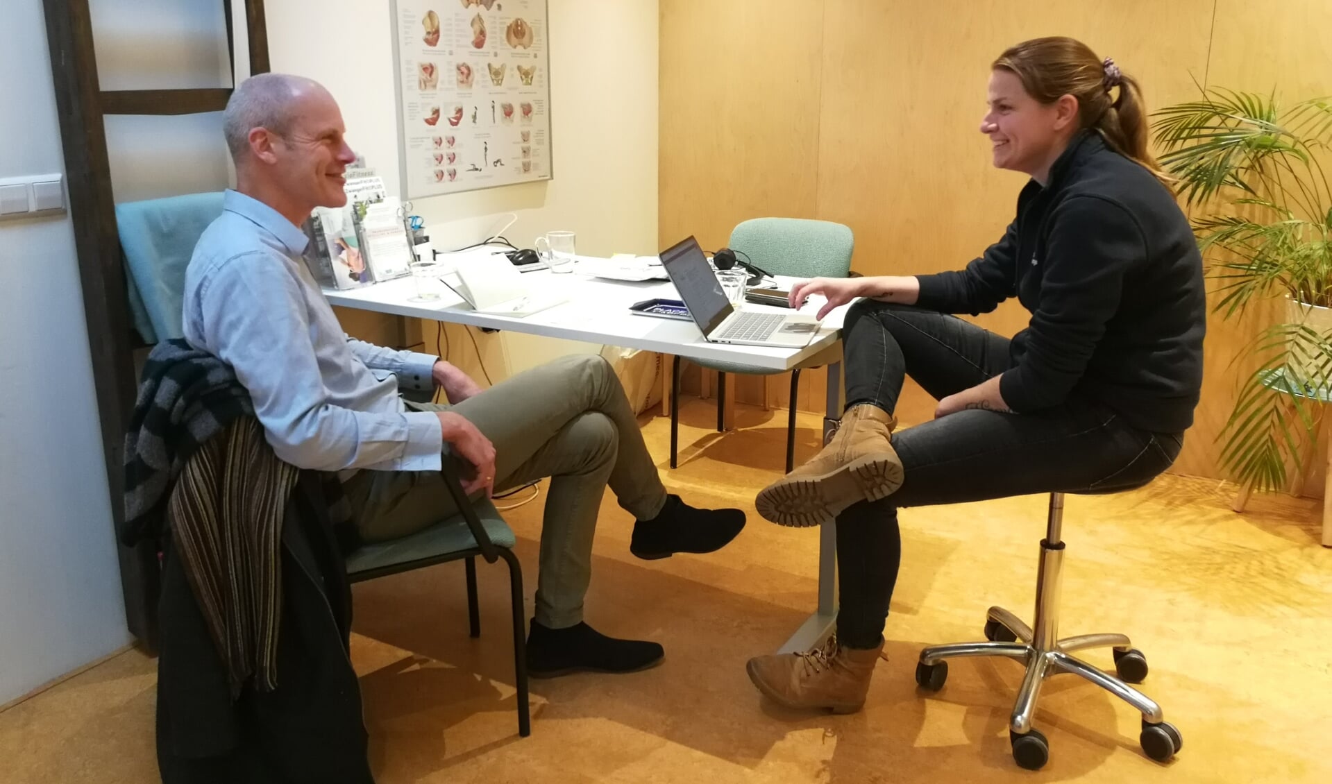 • Marco van Zandwijk in gesprek met fysiotherapeute Michelle Viveen. 