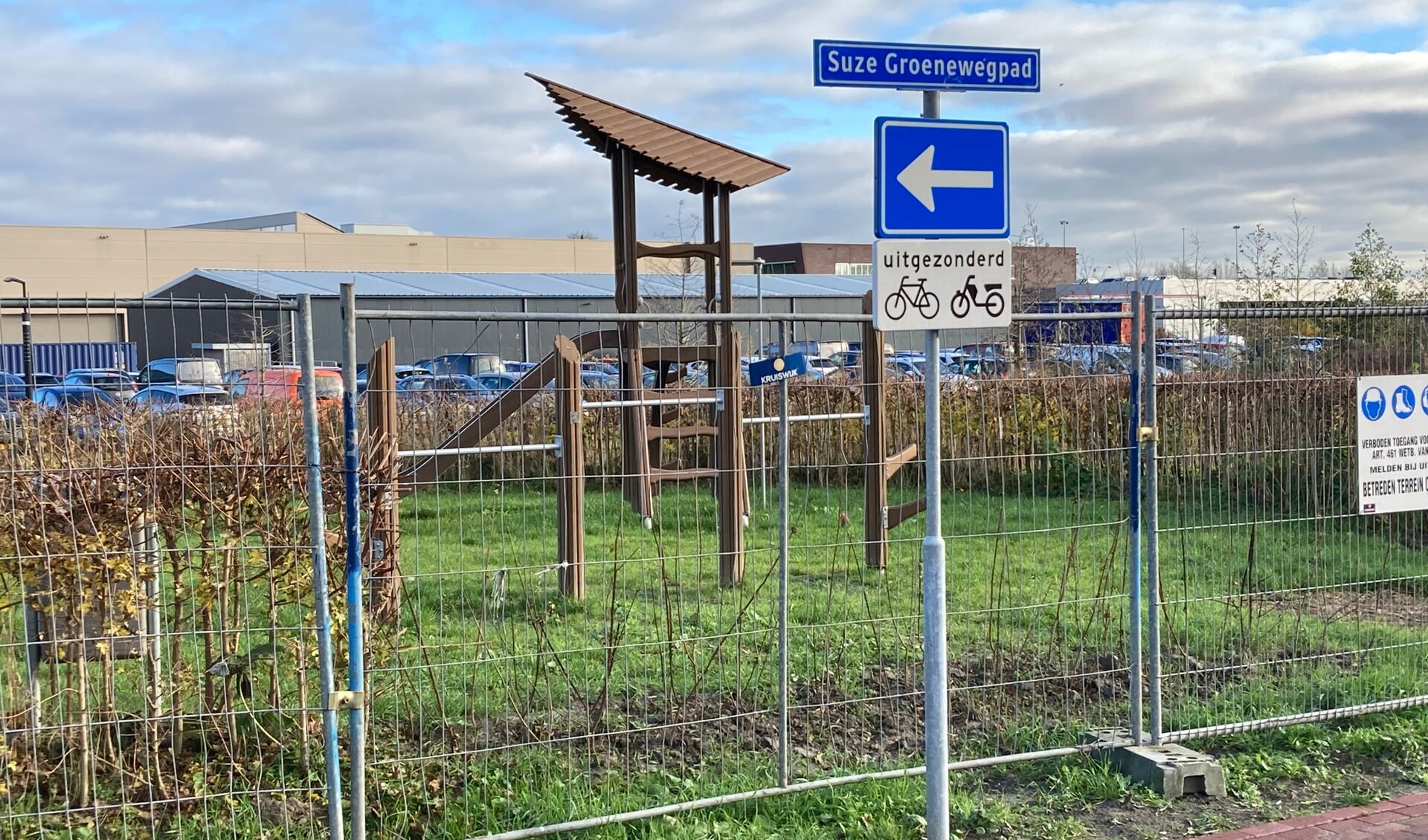 • Er staan bouwhekken rond de speeltuin die al bijna een jaar klaar is voor gebruik. 