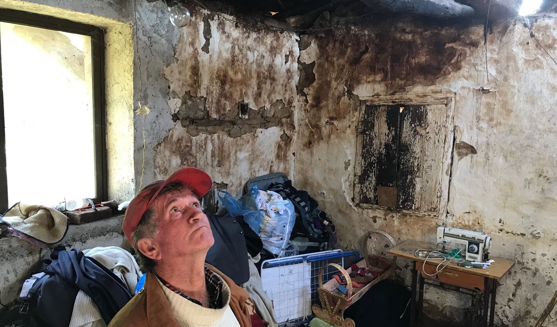 • Een bewoner van een armoedig huis in Albanië.