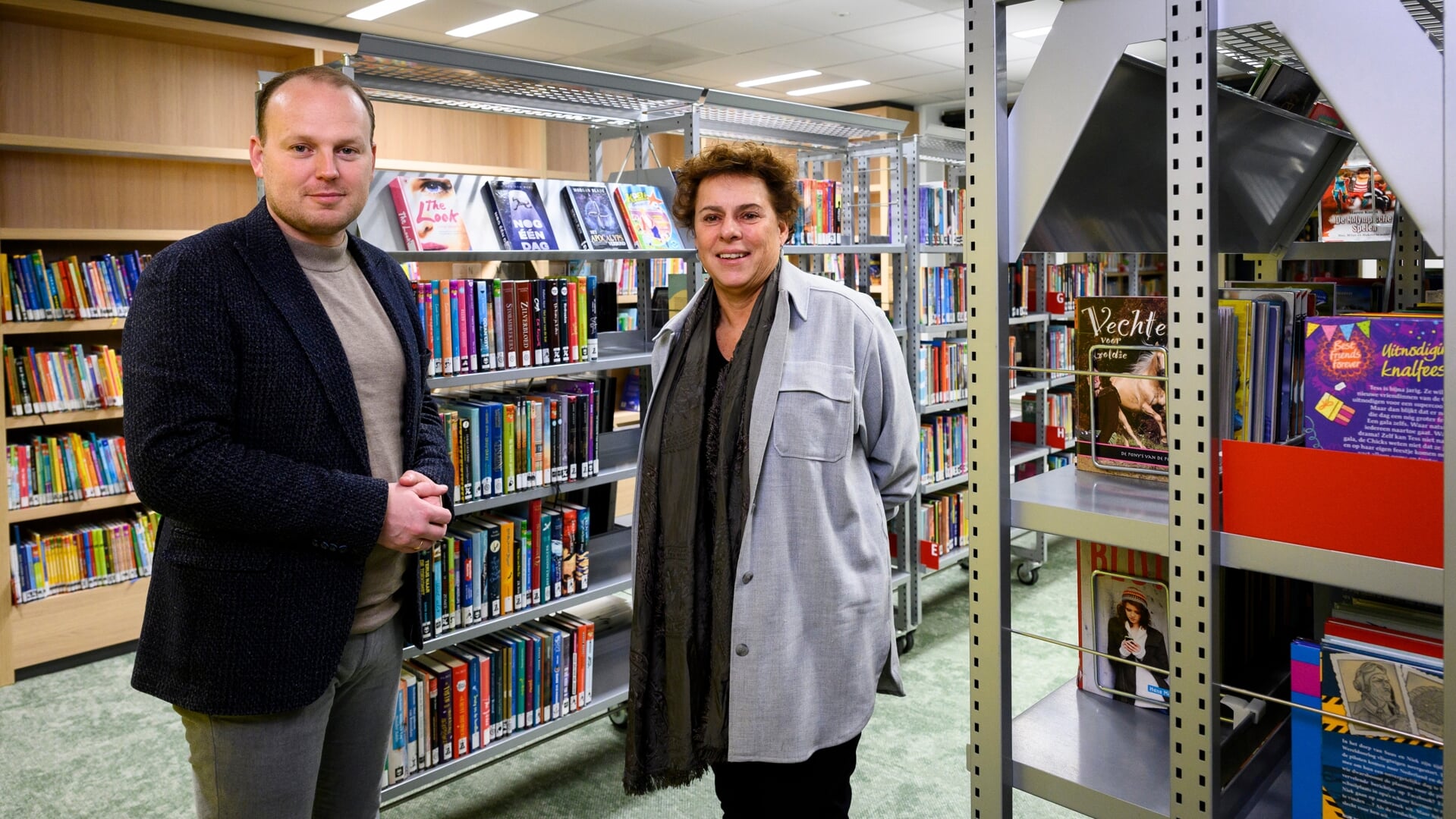 • Jan Dirk van der Borg en Ankie Kesseler in de nieuwe bibliotheek in het gemeentehuis.