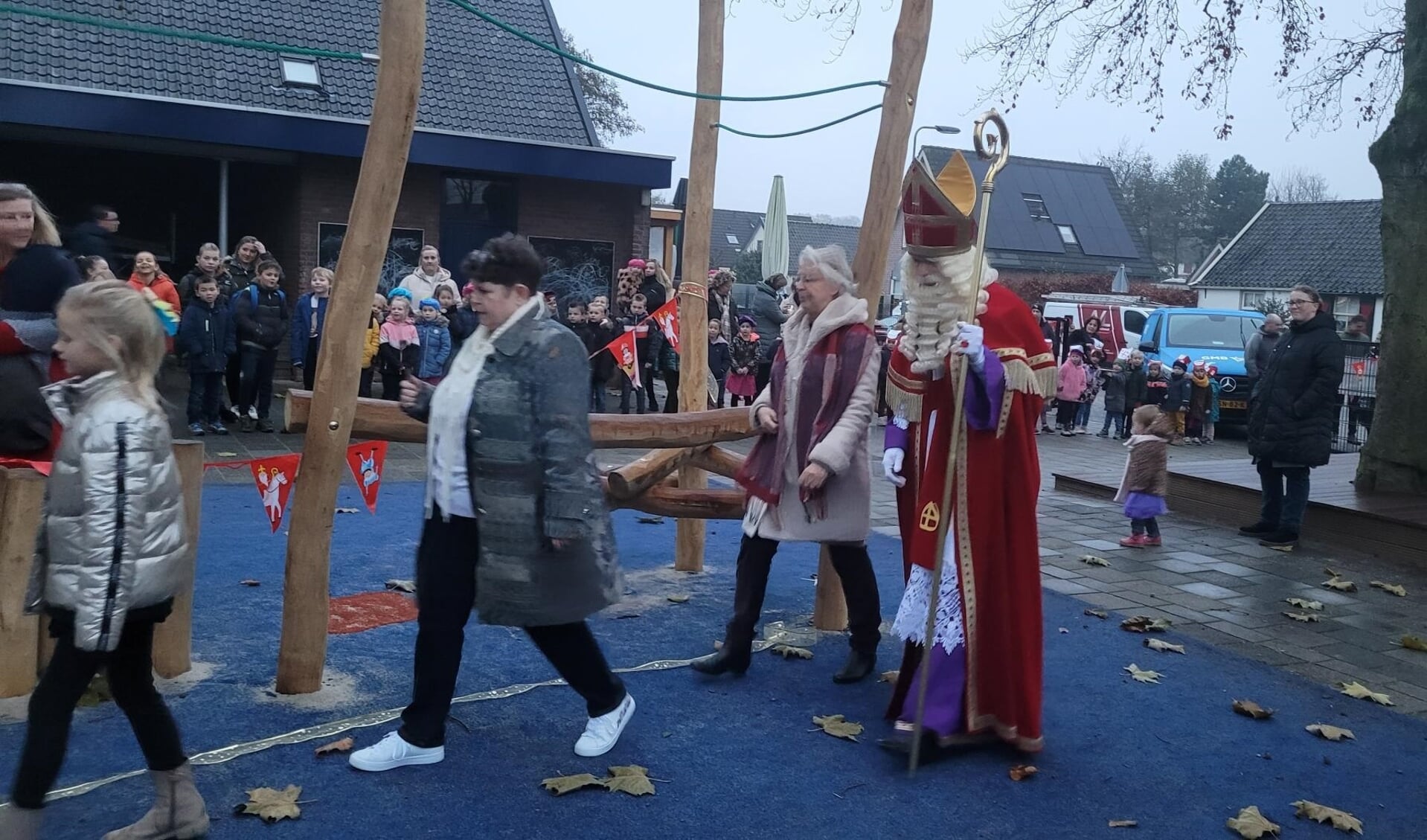 • Sinterklaas, burgemeester Meijers en wethouder Bettink openen het vernieuwde schoolplein.