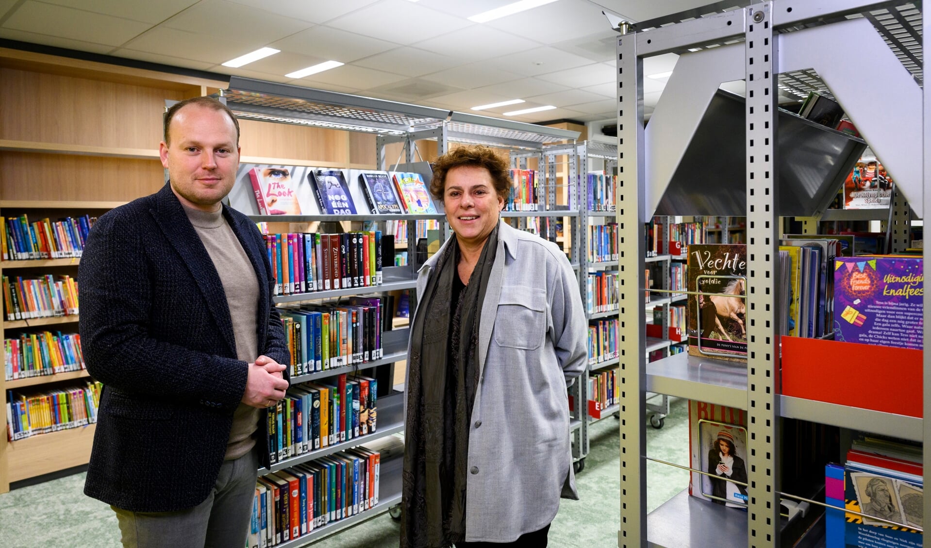 • Jan Dirk van der Borg en Ankie Kesseler in de nieuwe bibliotheek in het gemeentehuis.