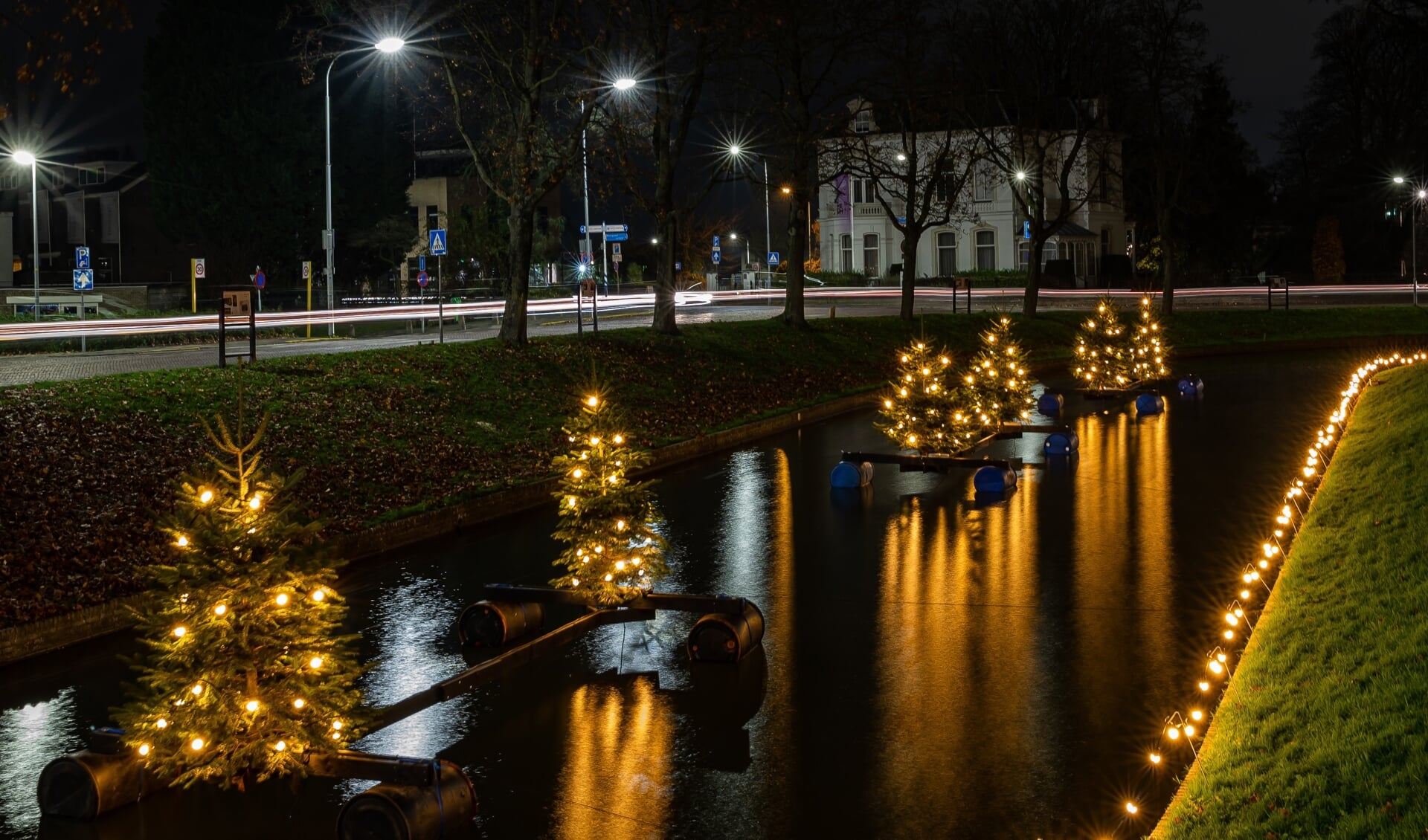 • Sinds zaterdag staan er tien sfeervol verlichte kerstbomen in de Tielse stadsgracht.