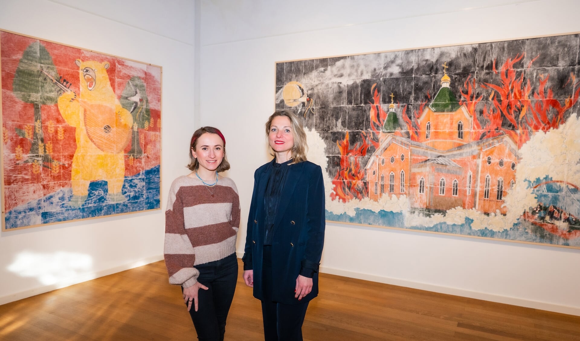 • Kunstenares Dace Sietina (rechts) en mede kunstenares uit Oekraïne bij het kunstwerk My Dear Swallows in Museum Gouda.