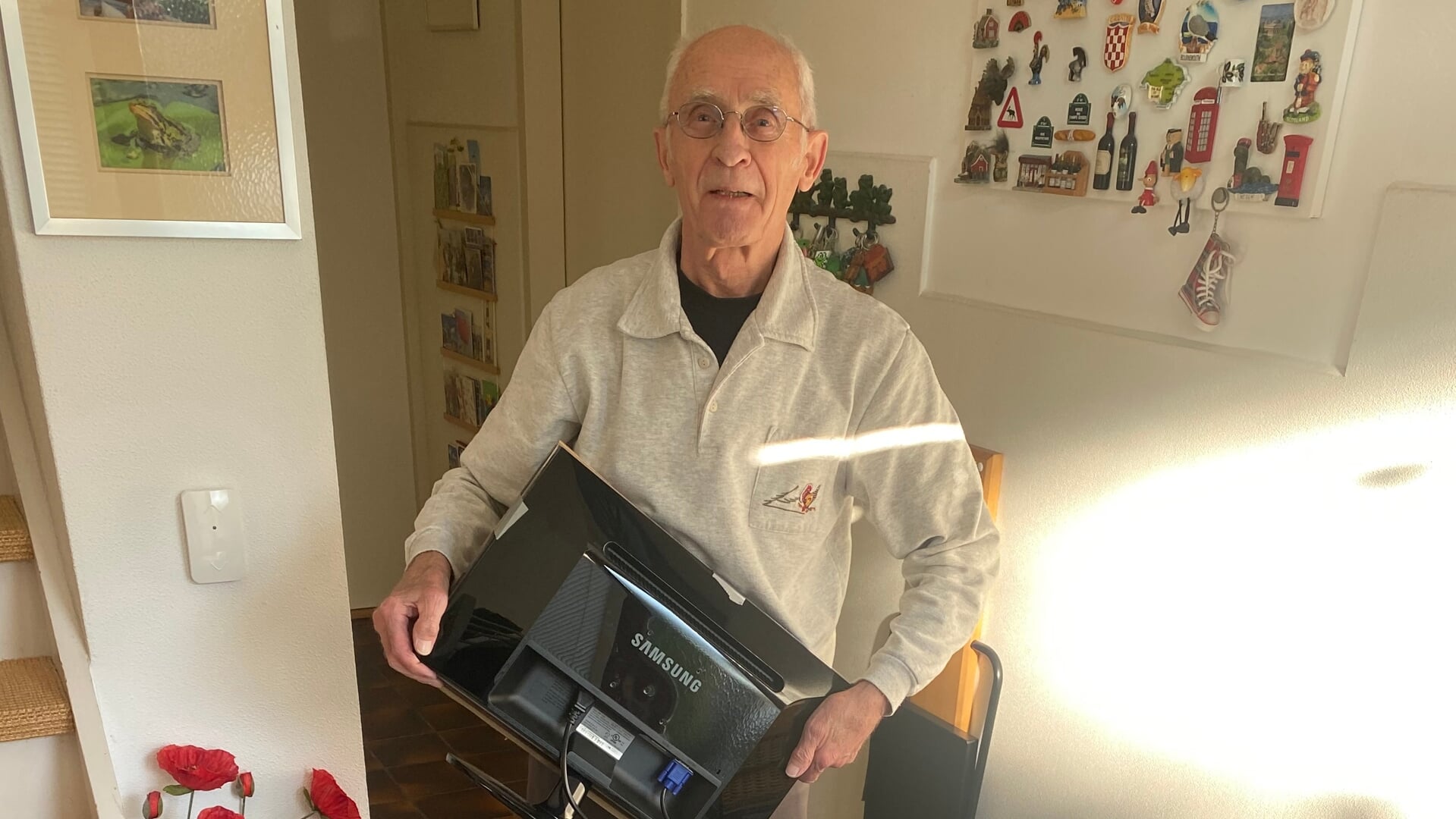• Piet van Binnendijk reviseert computers, onder andere voor de Stichting Vrienden van Suriname