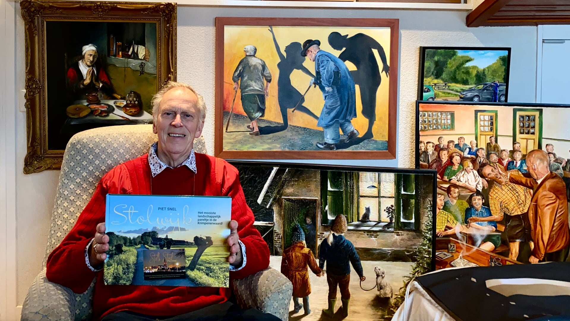 • Piet Snel met het fotoboek.