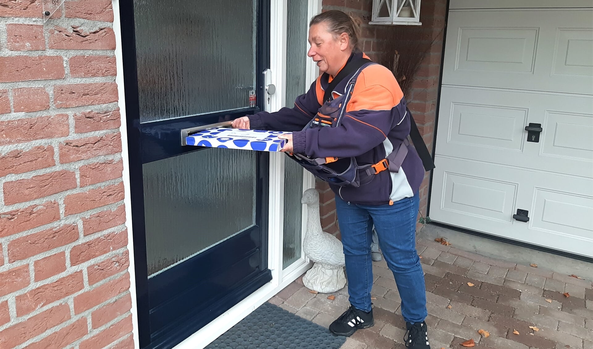 • Postbezorger Gabrielle Ruitenbeek op haar ronde in Tiel-Noord.