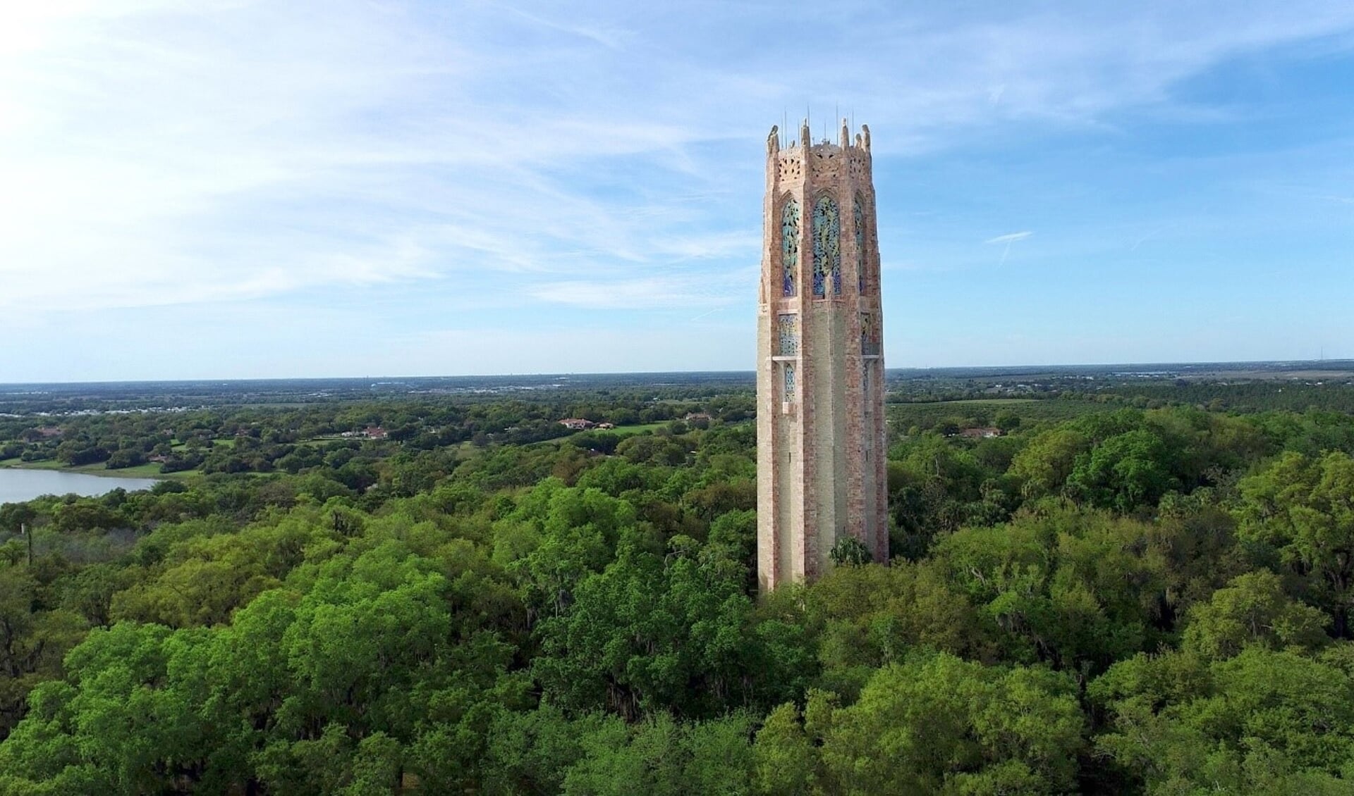 • The Bok Tower of Singing Tower in Lake Wales, Florida (Verenigde Staten).