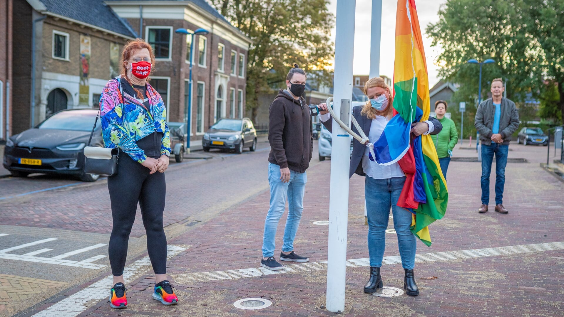 • In oktober 2020 werd voor de eerste keer de regenboogvlag gehesen bij het gemeentehuis. Tweede van links is Dennis Messemaker.