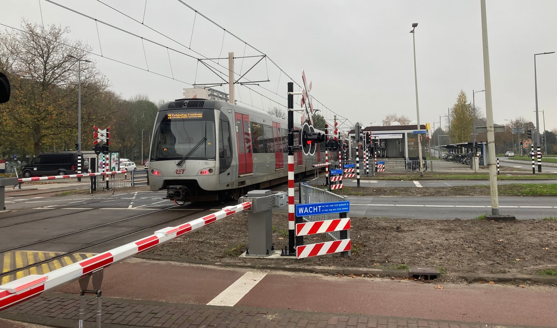 • Metro bij station Schenkel.