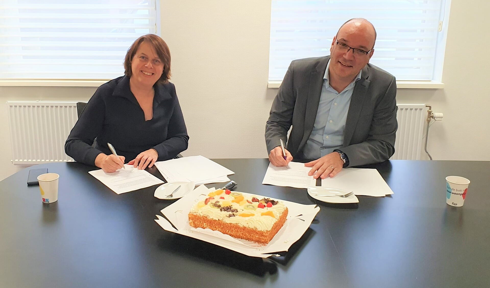 • Simon Ruijs (operationeel directeur Hagemans) en Elisabeth ter Borg (directeur-bestuurder van Fien Wonen) zetten hun handtekening.