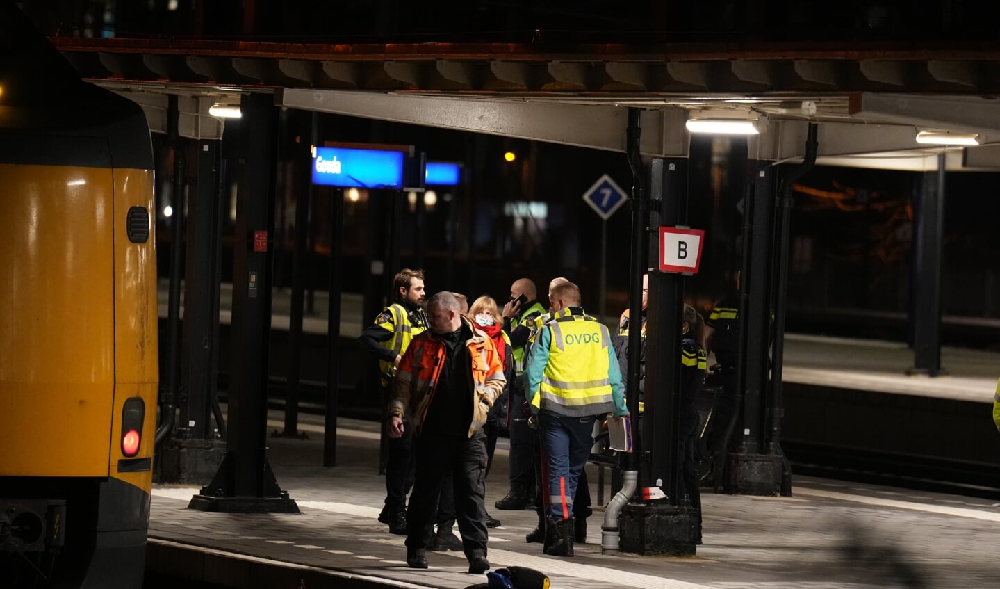 Na een melding van een aanrijding met een persoon zoeken hulpdiensten op het Centraal Station tevergeefs naar het slachtoffer.