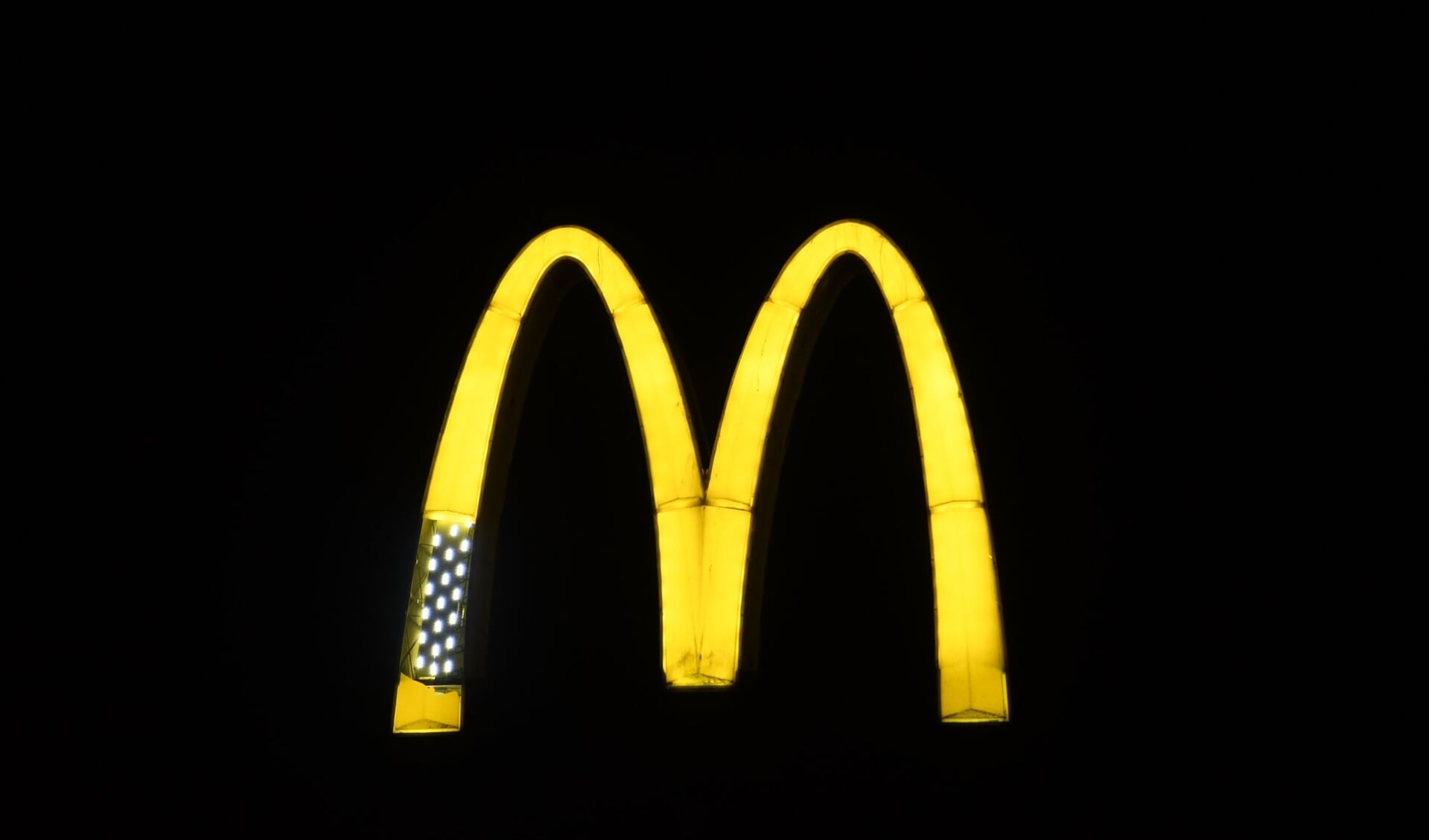 • De bekende gele M van restaurant McDonalds in Woerden is beschadigd als gevolg van storm Eunice. 