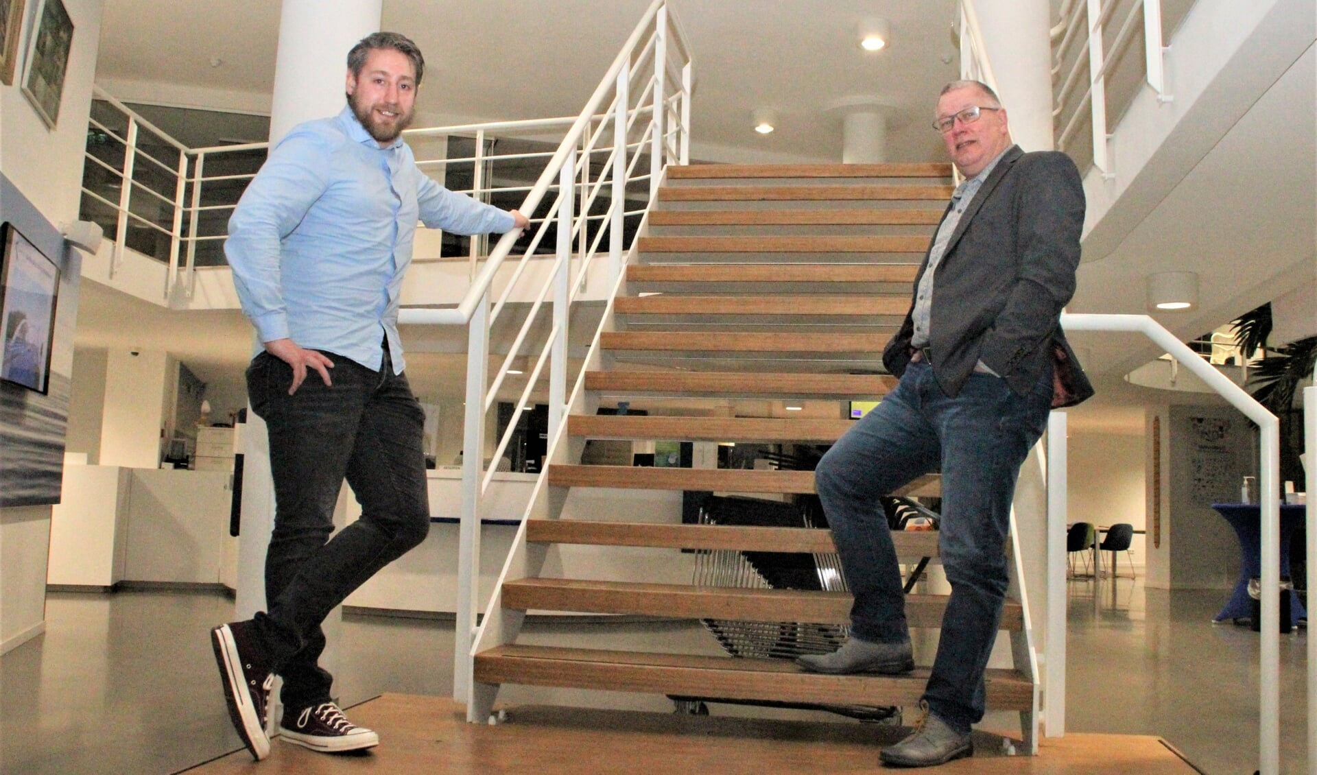 • Chris en Bert Grimmius bij de trap van het gemeentehuis.