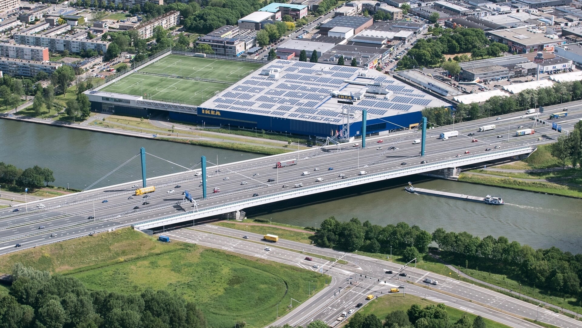 • De A12 Galecopperbrug over het Amsterdam-Rijnkanaal.