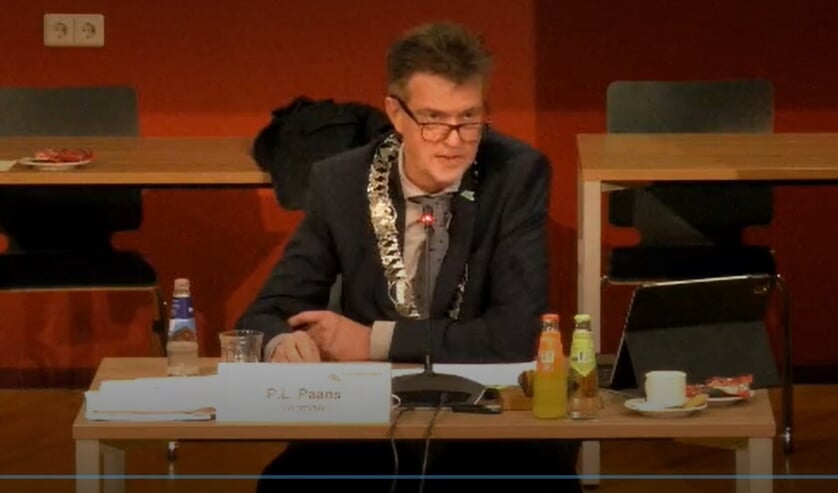 <p>&bull; Pieter Paans in zijn rol als voorzitter van de gemeenteraad.</p>  