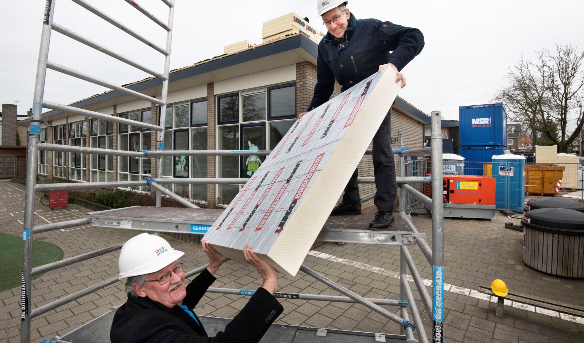 • Wethouder Govert van Bezooijen en directeur Peter Dirksen bij de renovatie van de Rehobothschool in Geldermalsen.