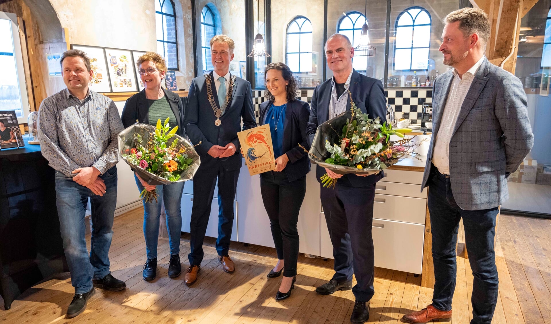 • Groepsfoto tijdens de prijsuitreiking, met in het midden de trotse winnaar Esther van Leeuwe.
