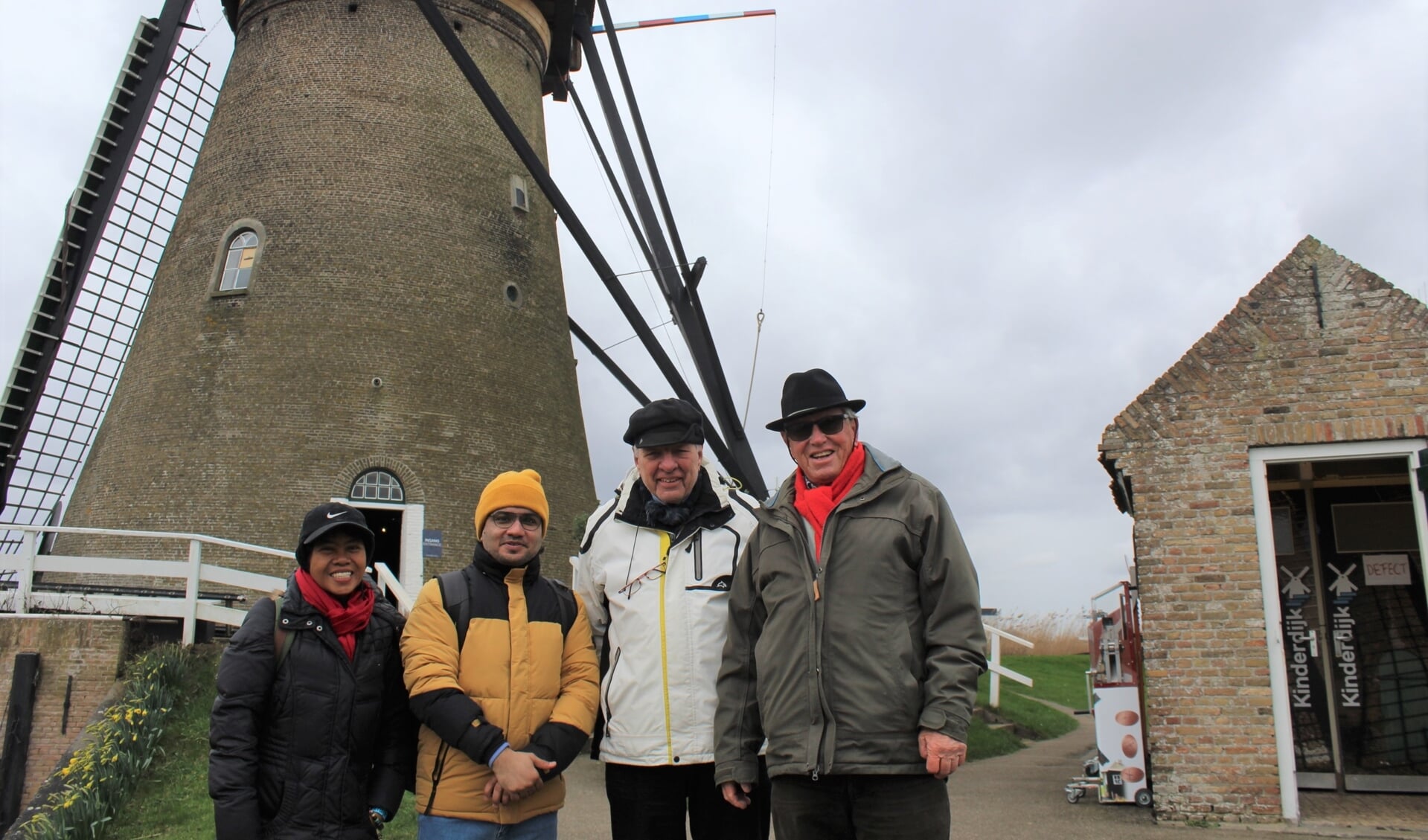 • De bezoekers aan Kinderdijk, met v.l.n.r. Jennife Dumalag-Borong uit Filipijnen, Santosh Adhikari uit Nepal, Arie den Boer uit Alblasserdam en Jaap Ridder uit Krimpen aan de IJssel.
