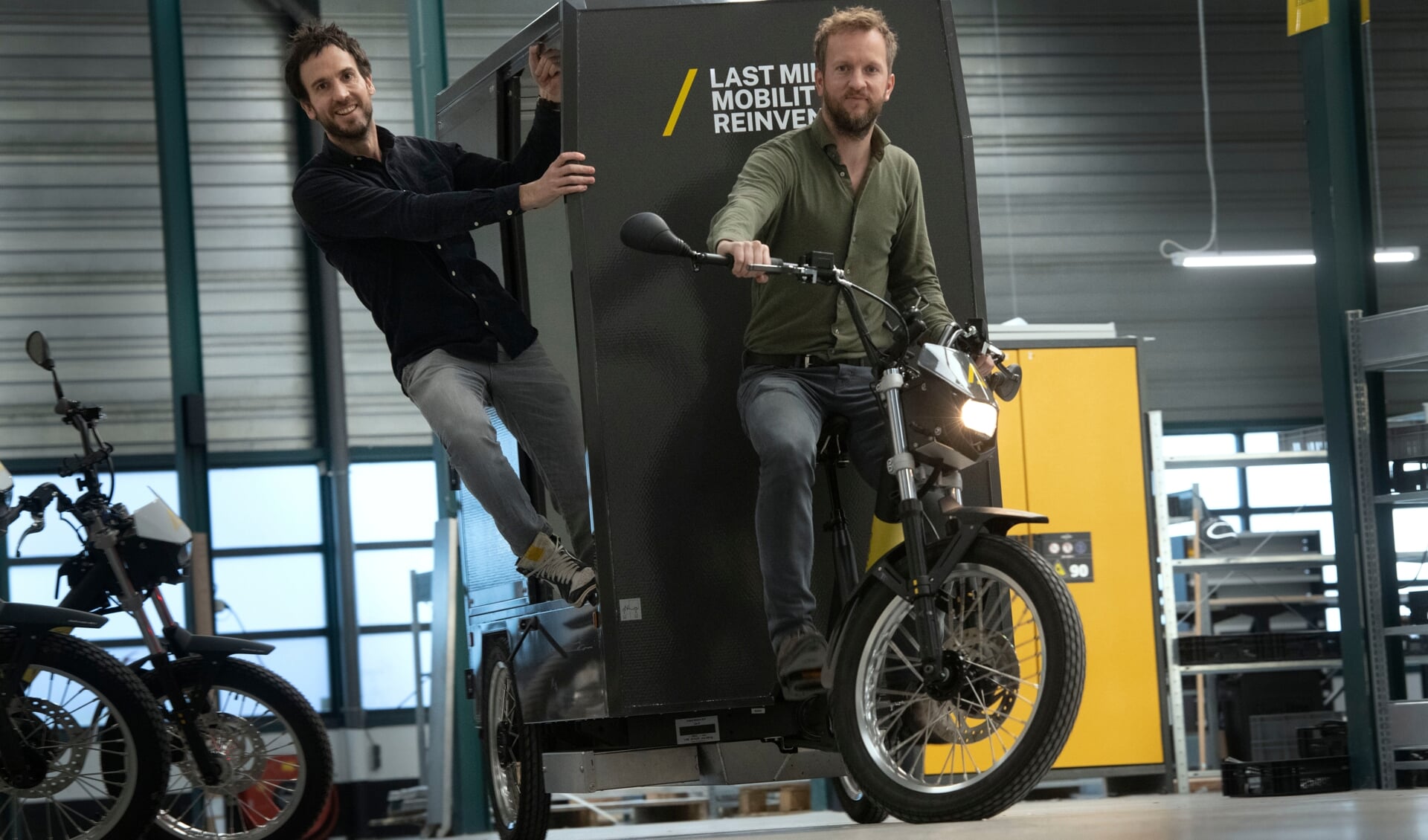 Michel van Eijnatten en Niels Markvoort, de oprichters van Fulpra, op een elektrische vrachtfiets.