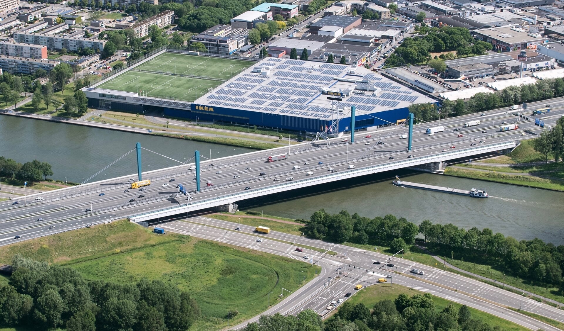 De A12 Galecopperbrug over het Amsterdam-Rijnkanaal.