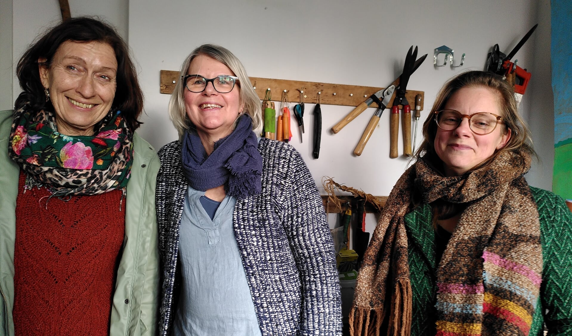 • Evelyn Mulder (Noordertuin), coach Sylvia Terpstra, en ‘groene’ moeder Manon Koekoek.in de tuinkamer van Jenaplanschool de Wilgenhoek in Leerdam.
