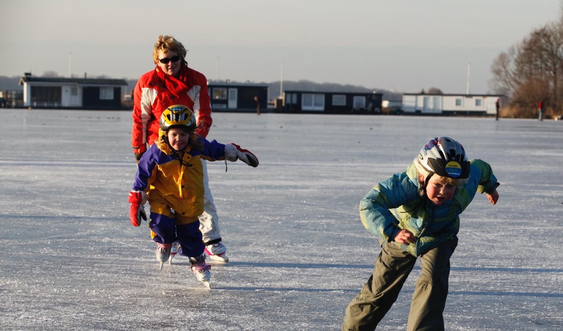 Xandra kon al op jonge leeftijd erg goed schaatsen. Hier sprint ze weg bij haar zusje en moeder.