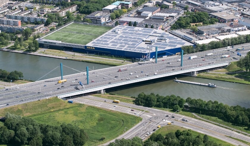 <p>De A12 Galecopperbrug over het Amsterdam-Rijnkanaal.</p>