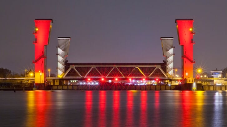 • De rood verlichte Hollandse IJsselkering.