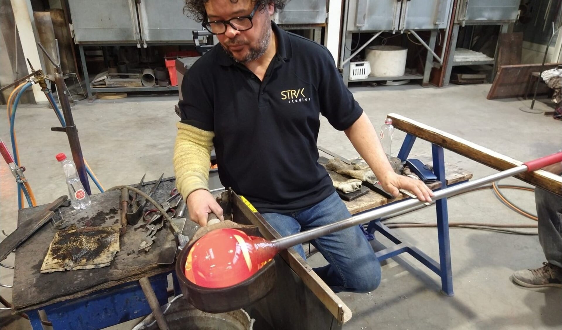 • Meesterglasblazer Marco Lopulalan aan het werk. 