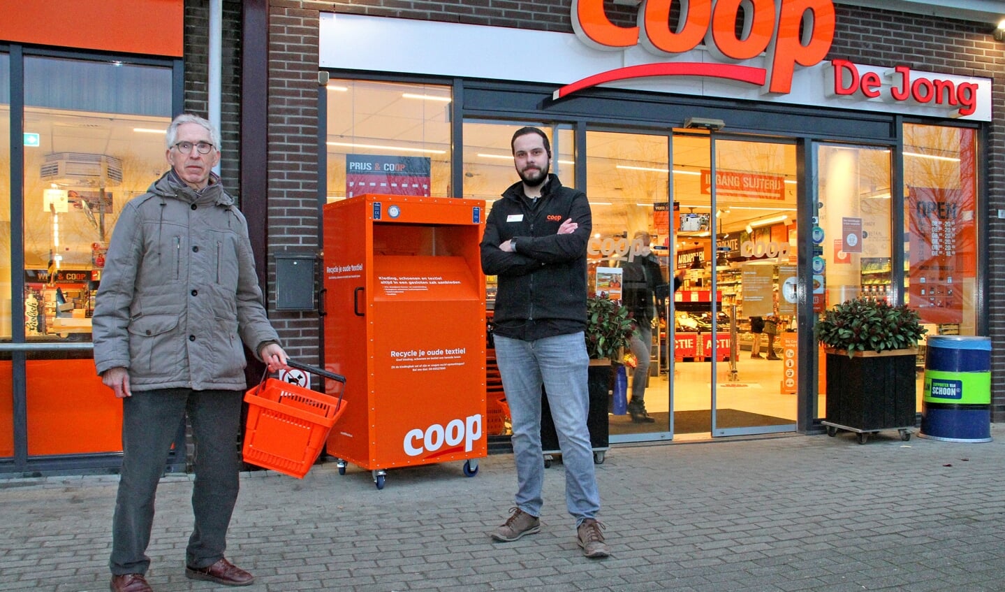 • Sam Janse (links) koopt bij Arjan de Jong van de Coop graag duurzame producten.
