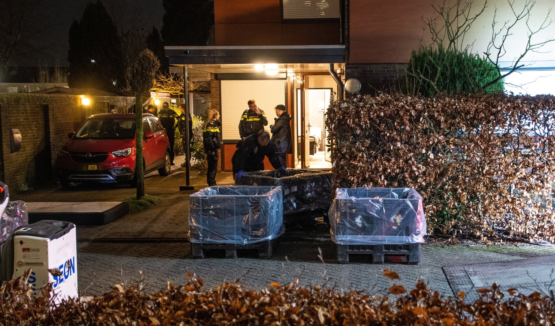 • Op 15 februari trof de politie een drugslab aan in een woning aan de Hendrik Ibsenweg in Woerden. 