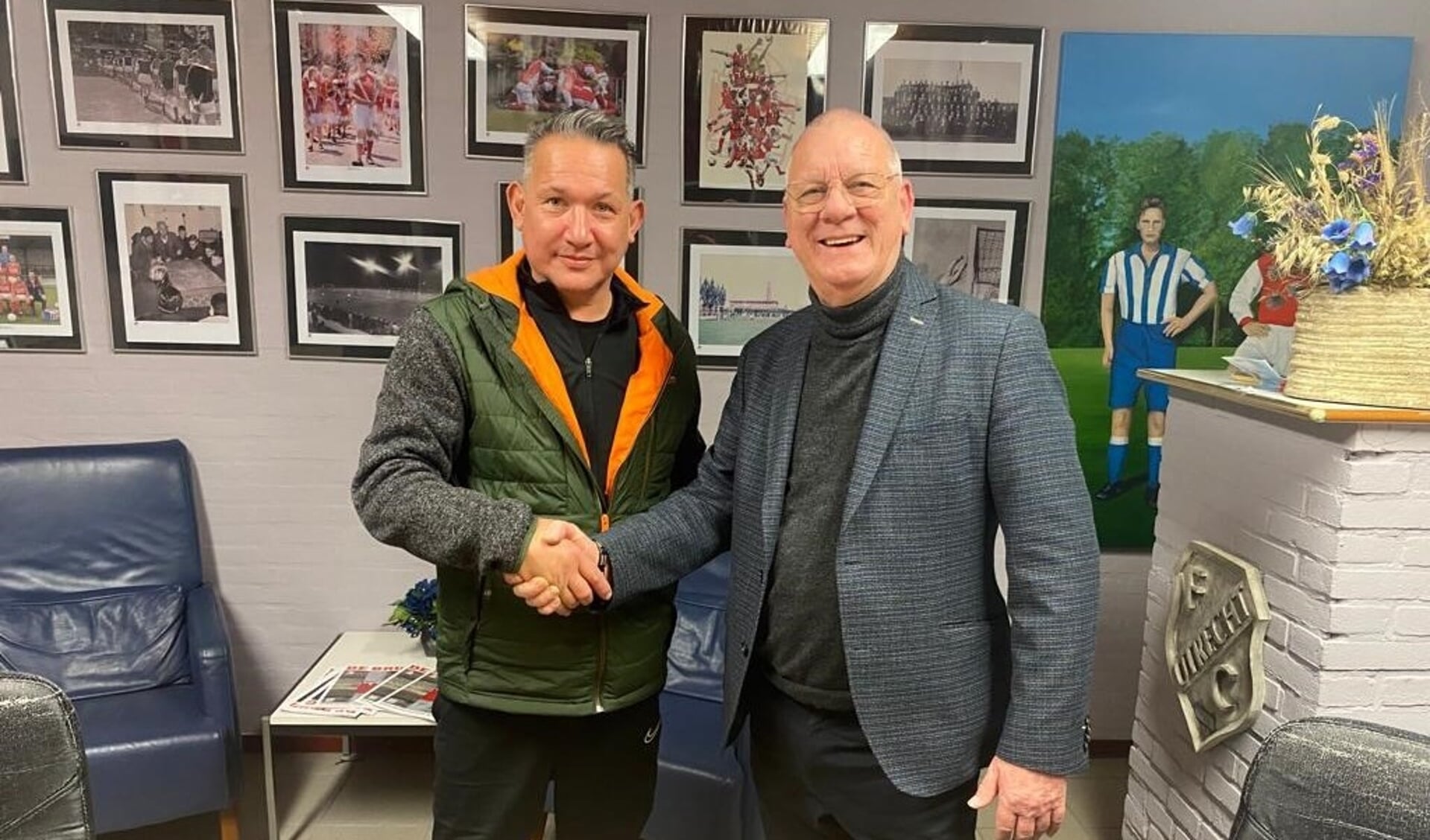 • Glenn Calor (l) wordt welkom geheten bij Leerdam Sport door voorzitter John Boekelman.