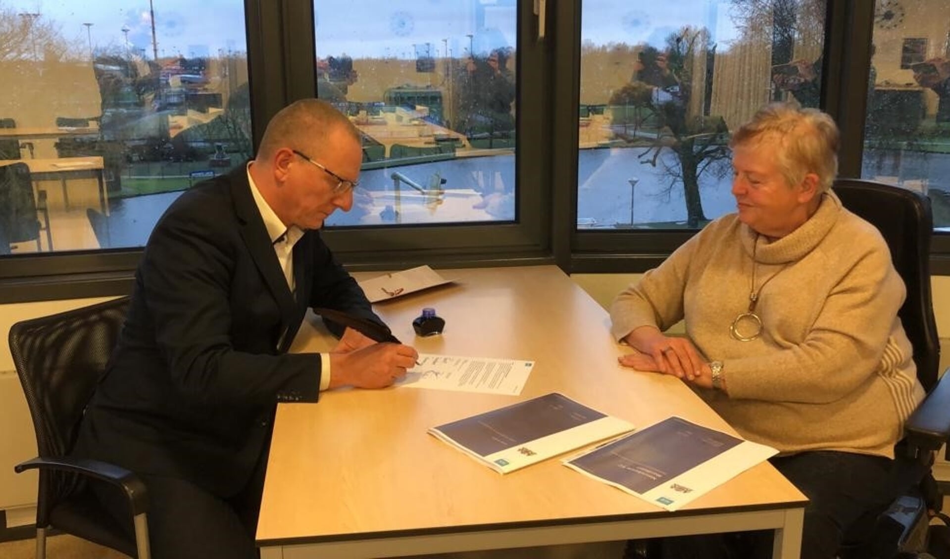 Wethouder Yolan Koster-Dreese en Jack Hazen van Pellikaan Bouwbedrijf ondertekenen de overeenkomst voor het Kindcentrum Montfoort.