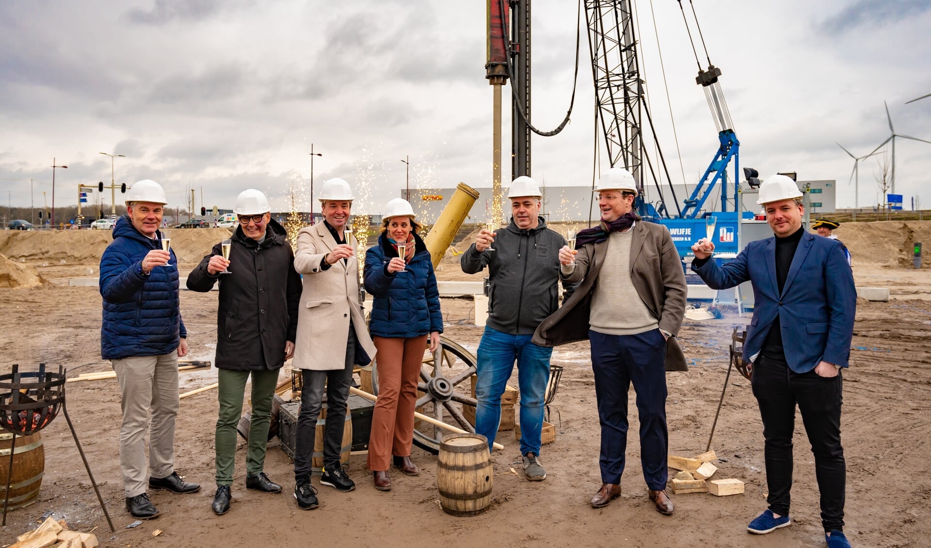 Startschot bouw Foodcourt op bedrijventerrein Het Klooster in Nieuwegein met vastgoedontwikkelaar Dunavast en wethouder Ellie Eggengoor.