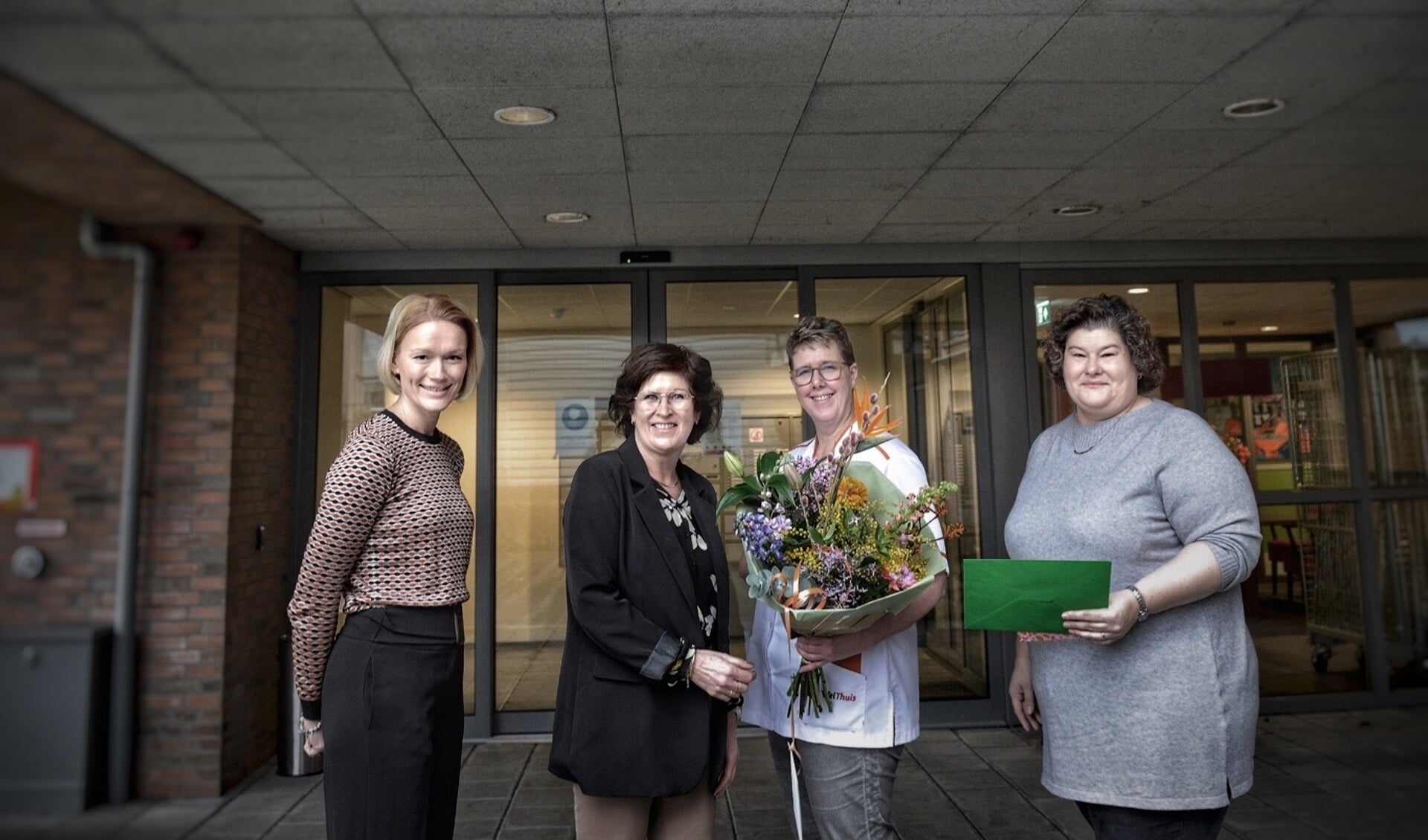 • Sylvia Verkaik (tweede van links) werd dinsdag bij de ingang van De Thuynen verrast door collega's.  