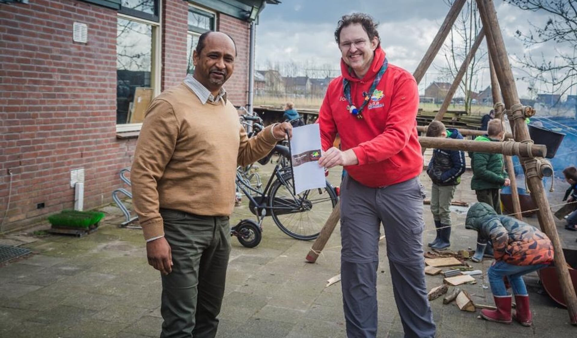 • Wethouder Shah Sheikkariem neemt het plan in ontvangst.