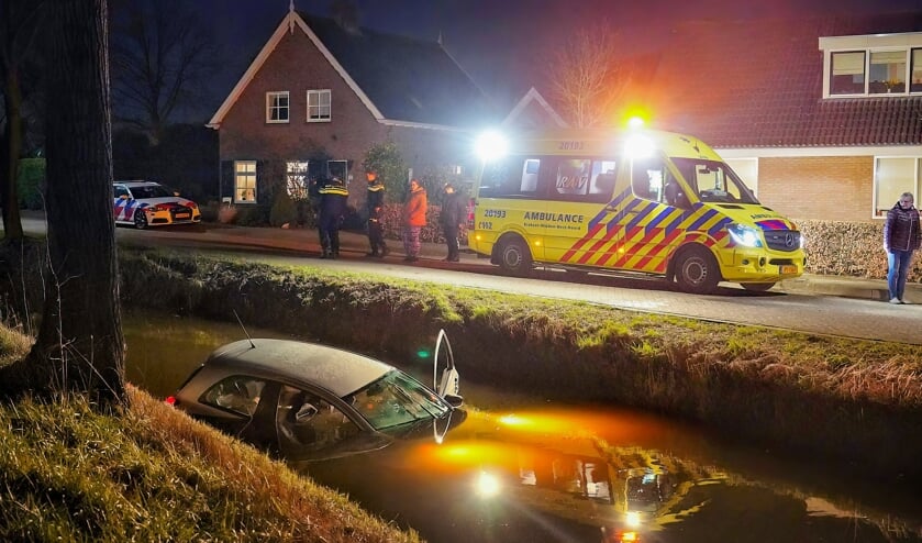 • De auto belandde in de sloot.