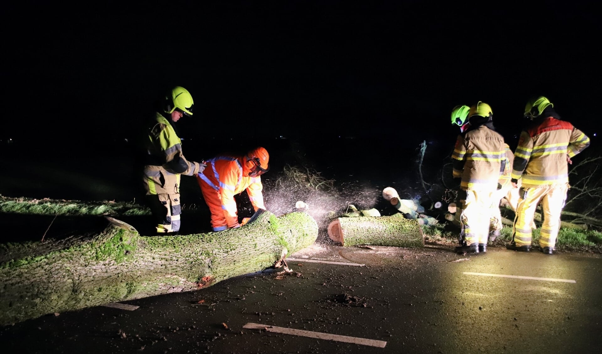 De brandweer heeft de boom in stukken gezaagd.