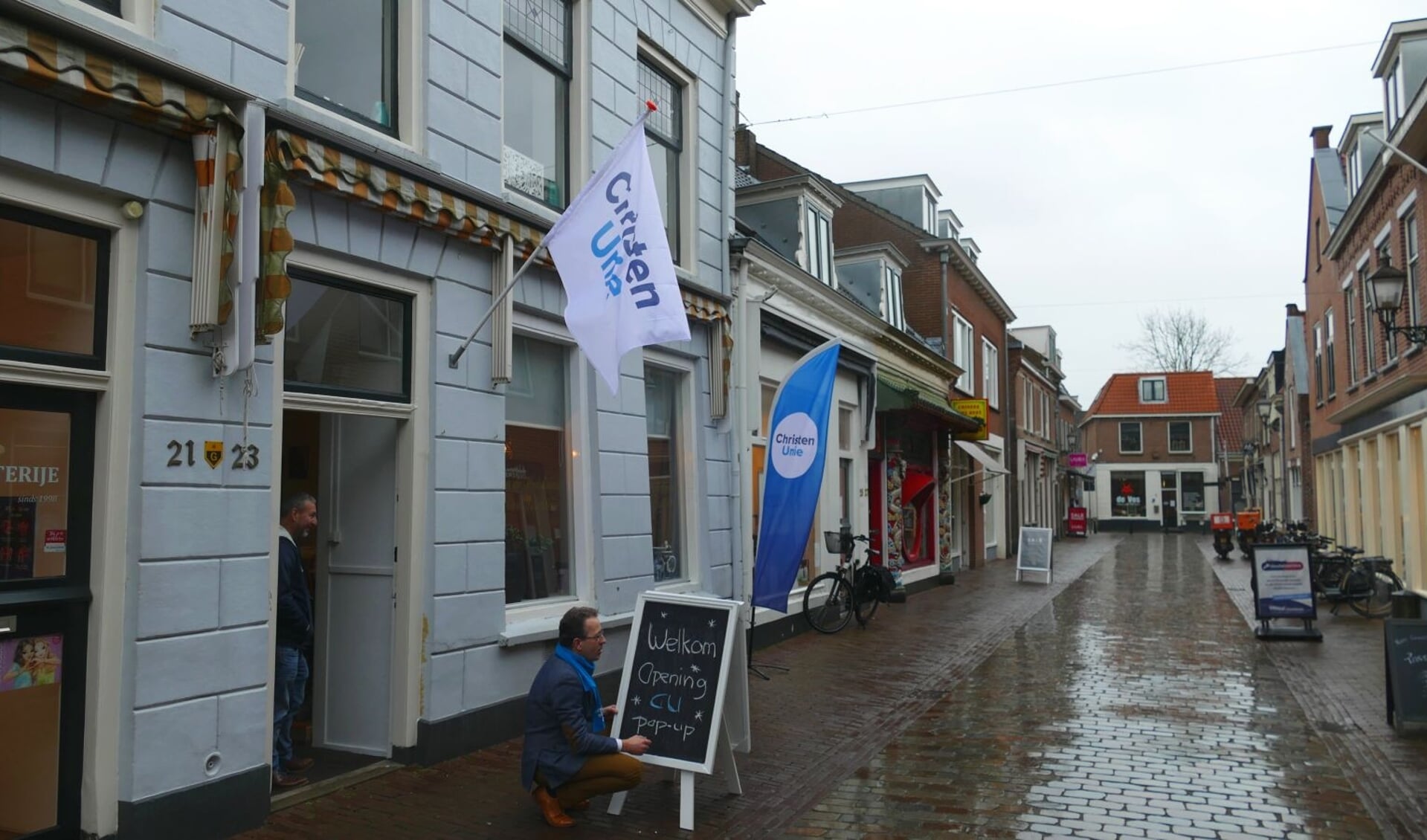 Christiaan Boiten opende vrijdag de ChristenUnie pop-up winkel. 