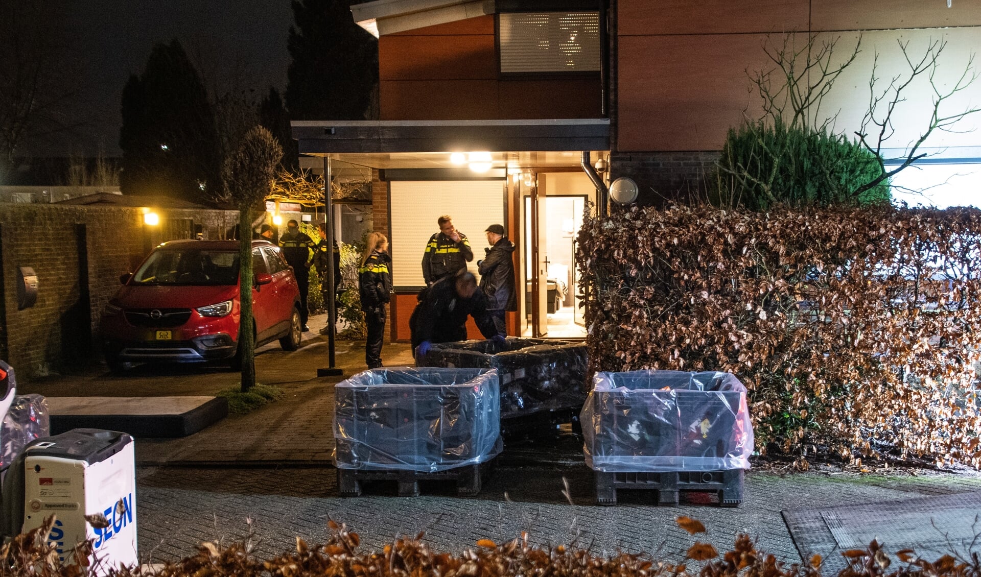 • In een woning aan de Henrik Ibsenweg in Woerden trof de politie in februari een drugslab aan. 