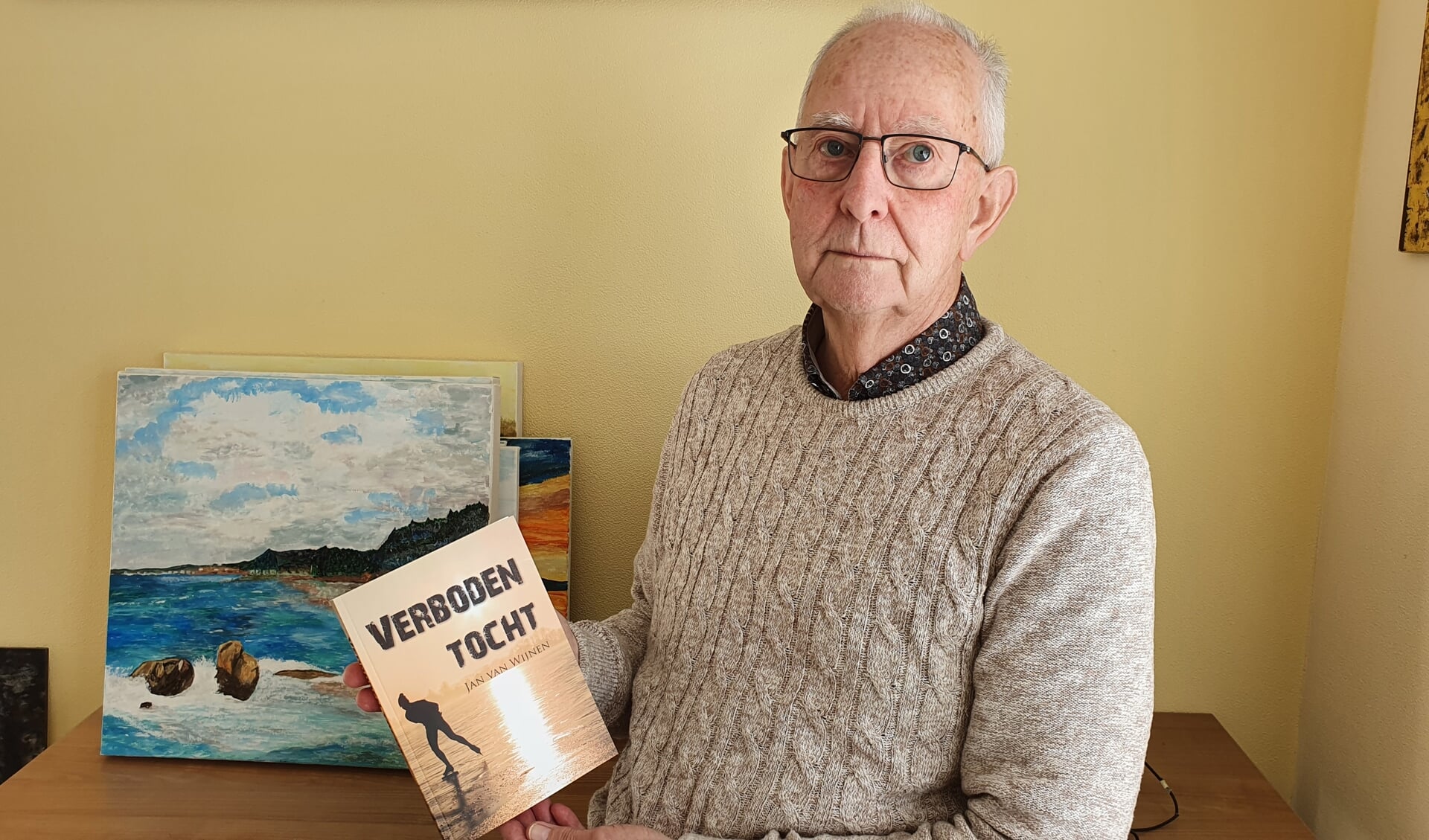 • Jan van Wijnen met zijn nieuwe boek: 'Verboden tocht'.