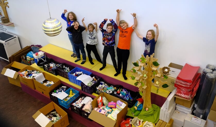 • Leerlingen van de Montessorischool vieren de opbrengst voor spulletjes voor Oekraïne.   