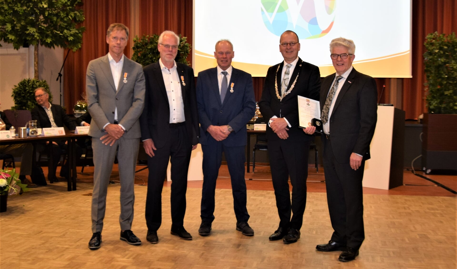 • De gedecoreerden, met v.l.n.r. Erik Jonker, Jan Lock, Ad van Rees, burgemeester Theo Segers en Piet de Gruijter.