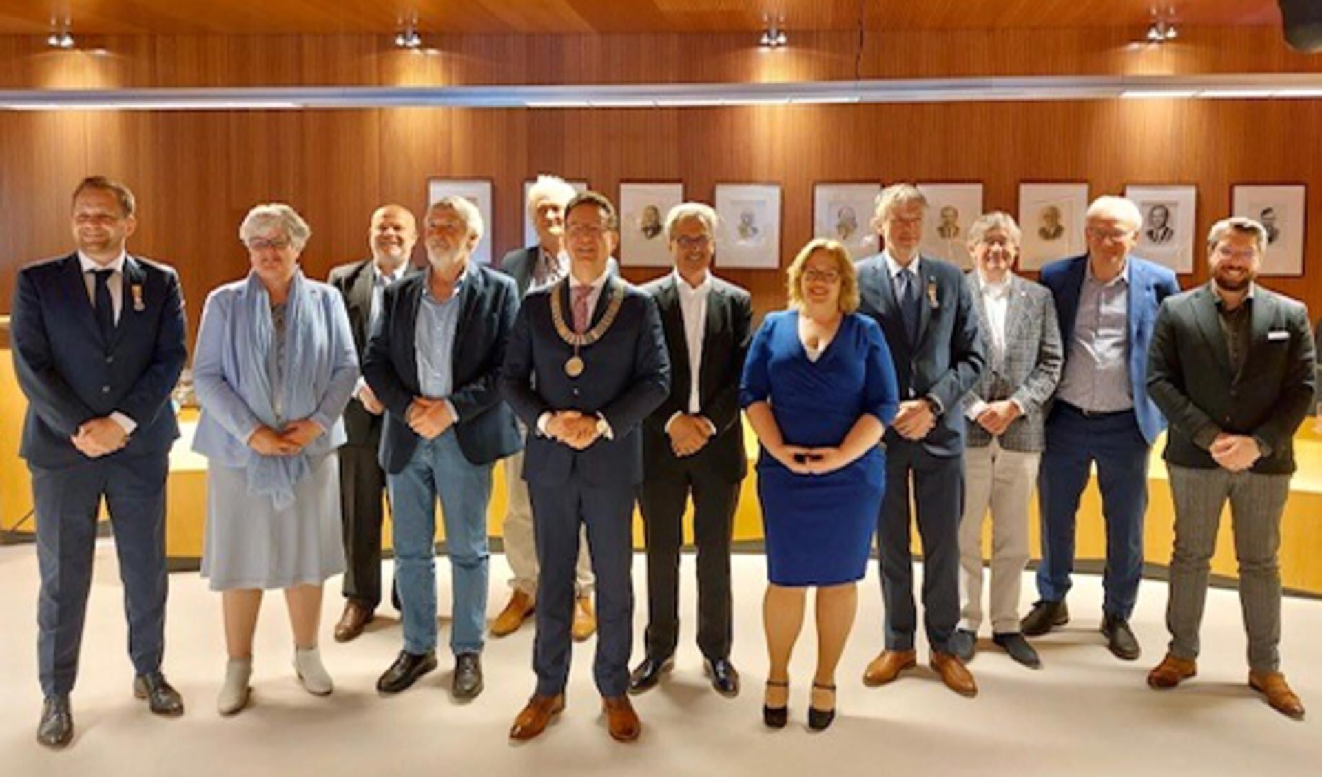 Alle vertrekkende raadsleden met burgemeester Patrick van Domburg.