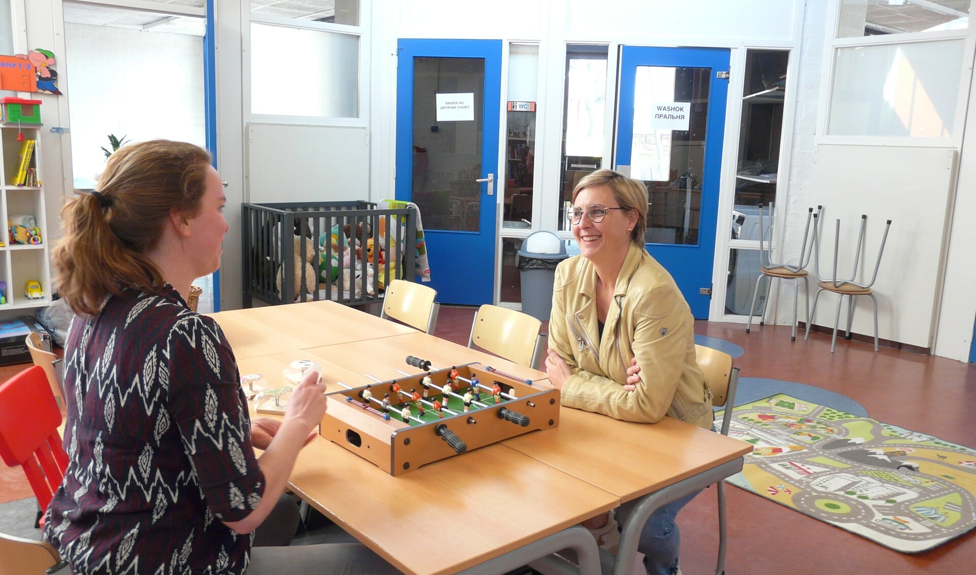 Projectleider Anne Faber en Pulse-directeur Yvette Huige proberen een spelletje uit in de speelkamer.