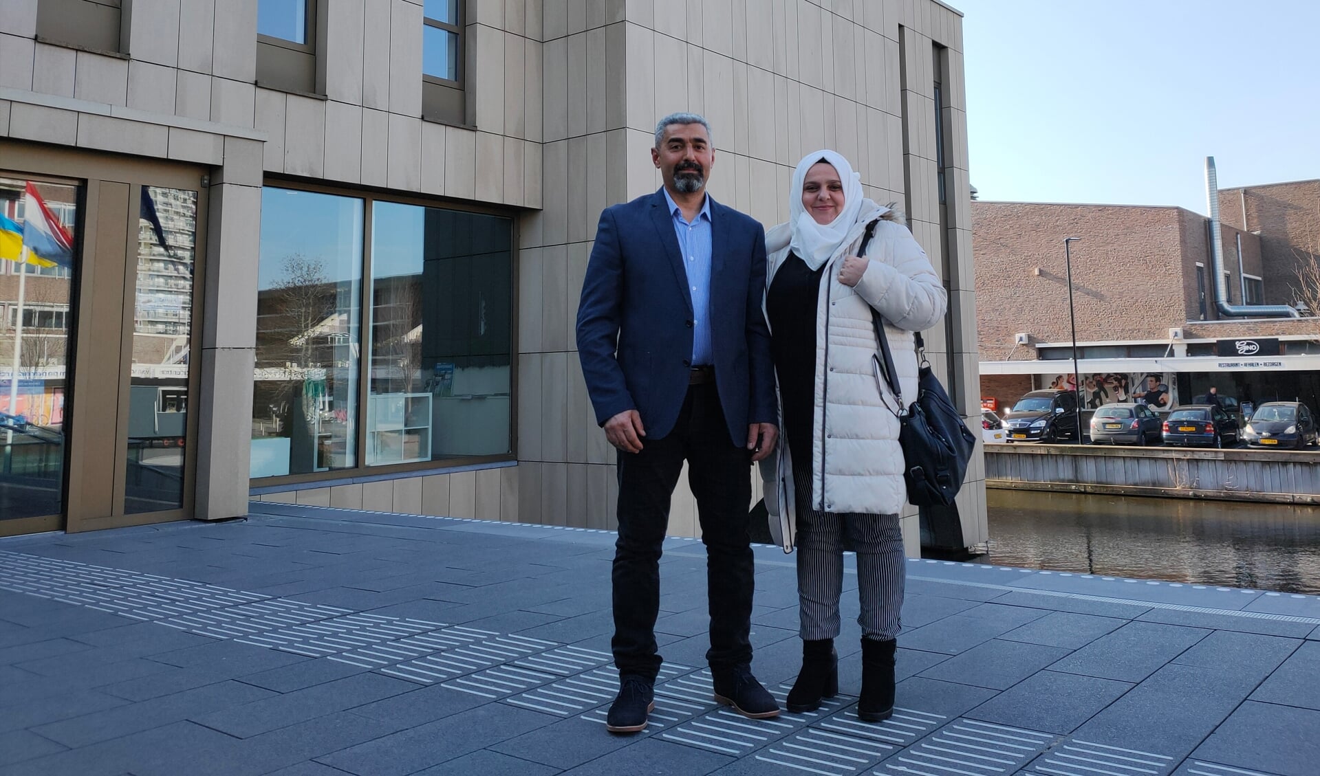 • Said Alhattab en Hana Aldabbour voor het gemeentehuis in Krimpen aan den IJssel.