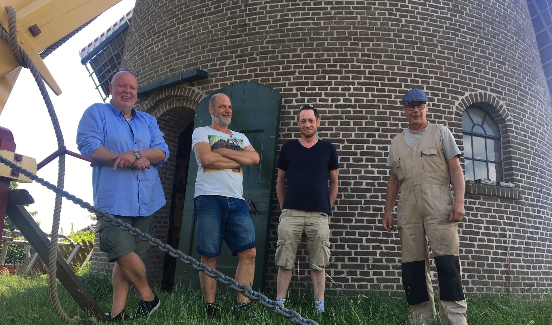 Het molenaarsteam van de Johannamolen in Culemborg. Links rondleider en spreekbuis Jan Sleeuwenhoek. 