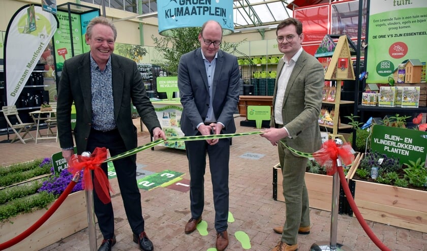 <p>Wethouders en Hoogheemraad openen het plein.</p>
