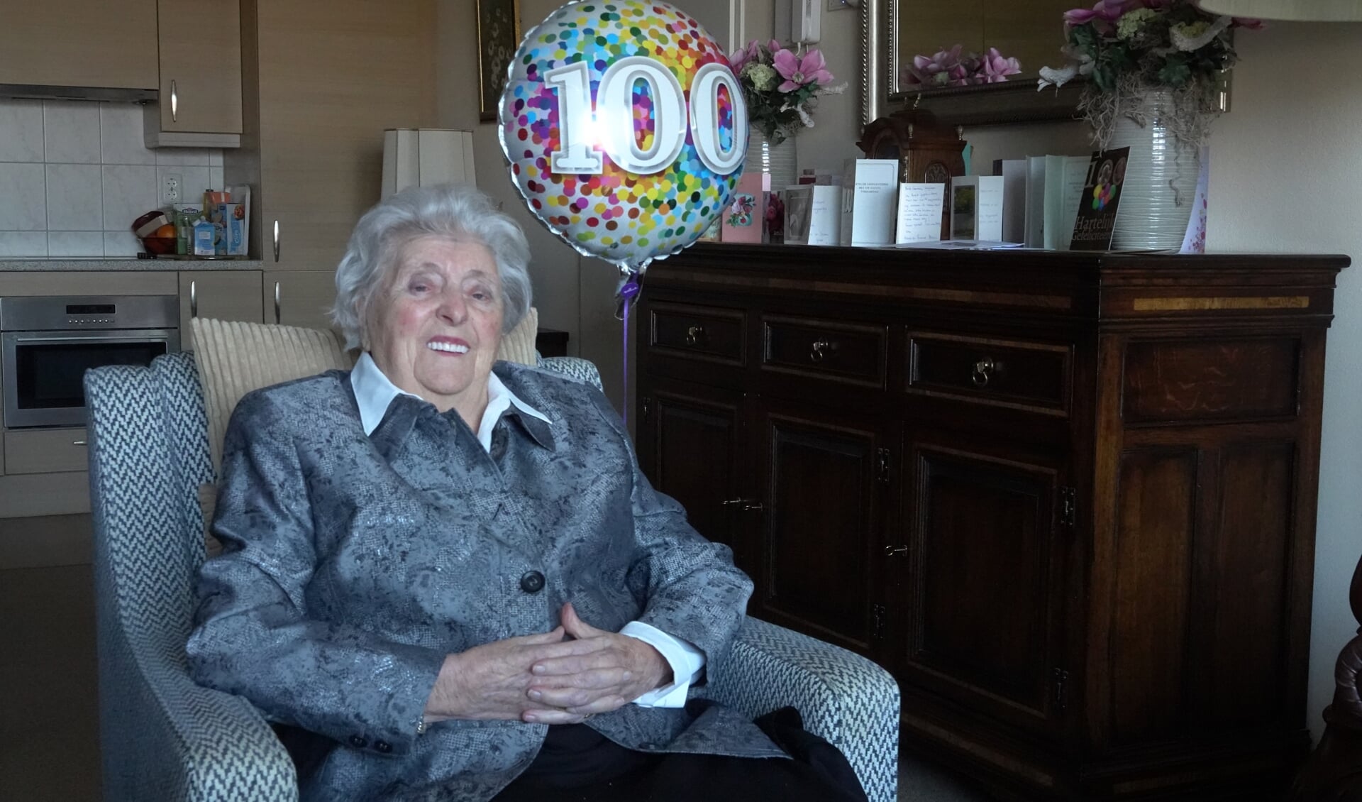 • Mevrouw Sluijmers-de Jong vierde 9 maart haar honderdste verjaardag.